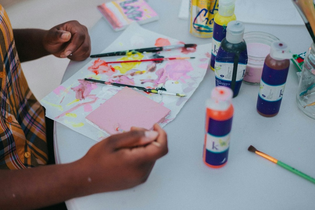 unsplash_EBap-iYd4YM_kids painting crafts