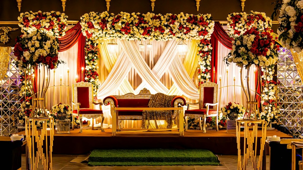 unsplash_4CfXuKfeIGY_wedding backdrop stage