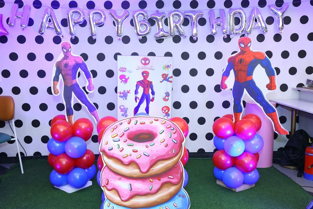 unsplash_1dtbOX7YoI0_balloon arch decoration