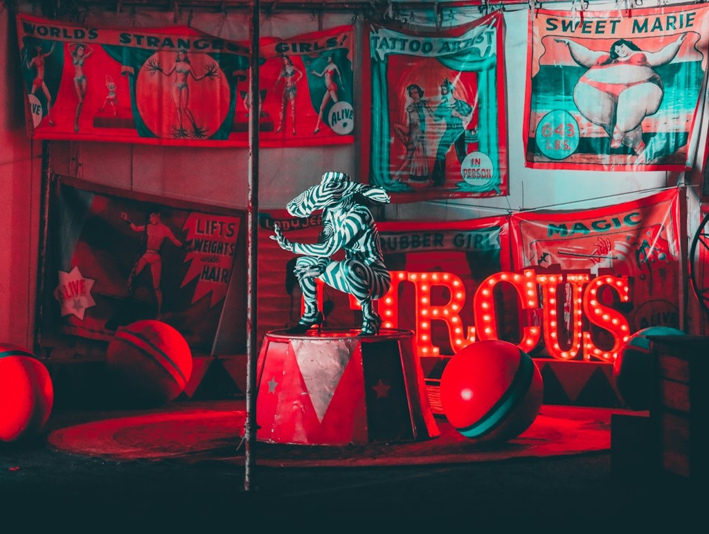 unsplash_DToXMncNxlc_acrobat circus