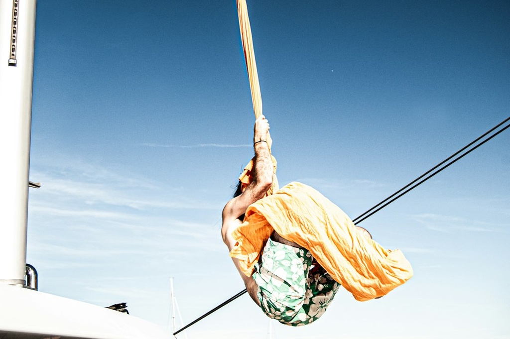 unsplash_f1Mq0LHp2q0_acrobat circus