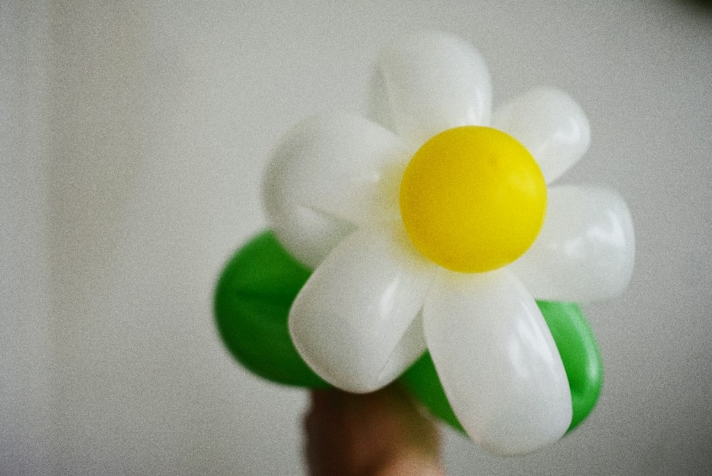 unsplash_rLG9yIqSAAc_balloon twisting