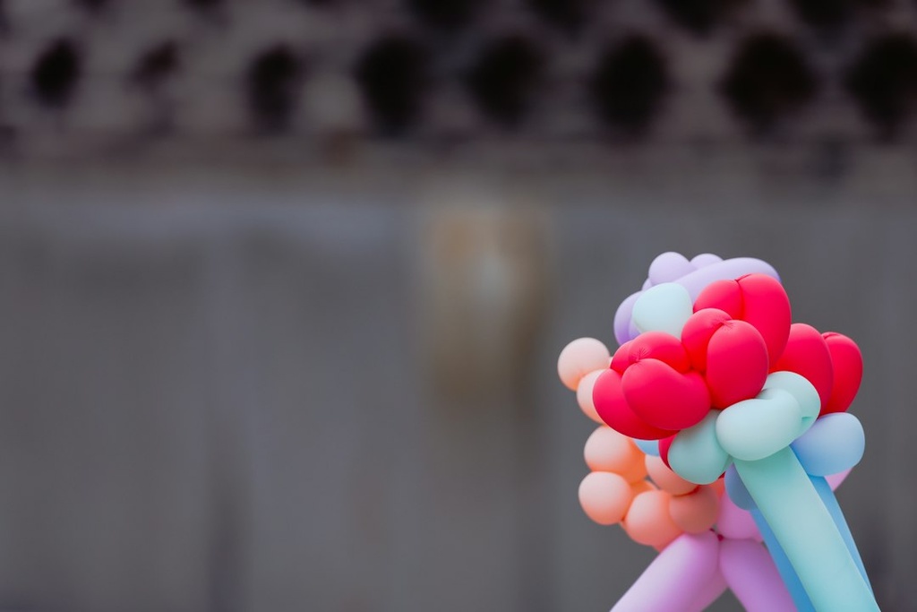unsplash_70F-zR4rRmE_balloon twisting