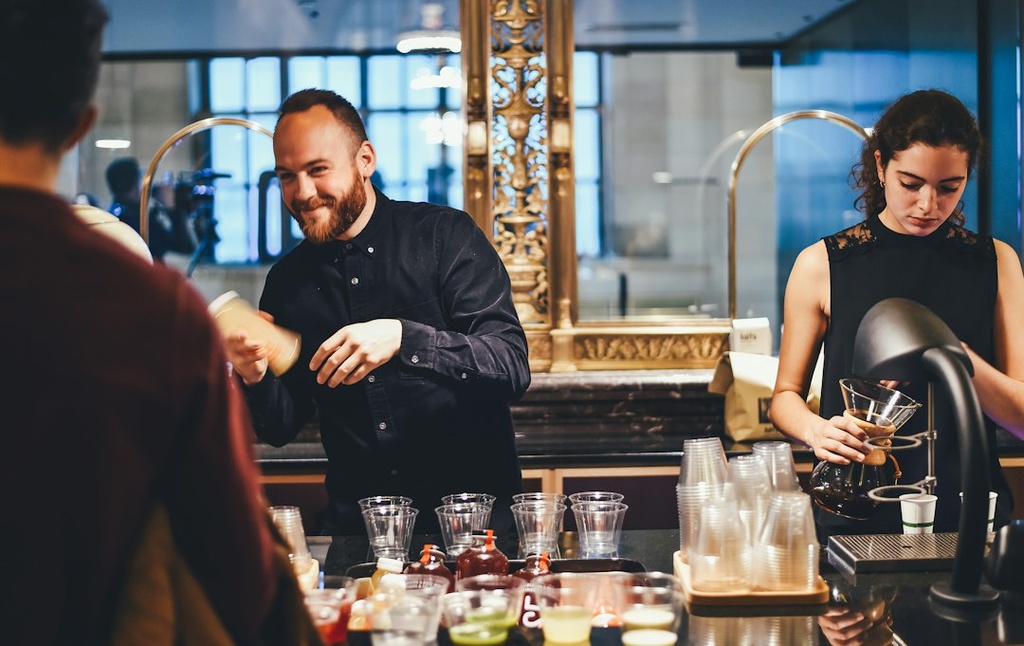 unsplash_szCvt1gP2d4_bartender cocktail