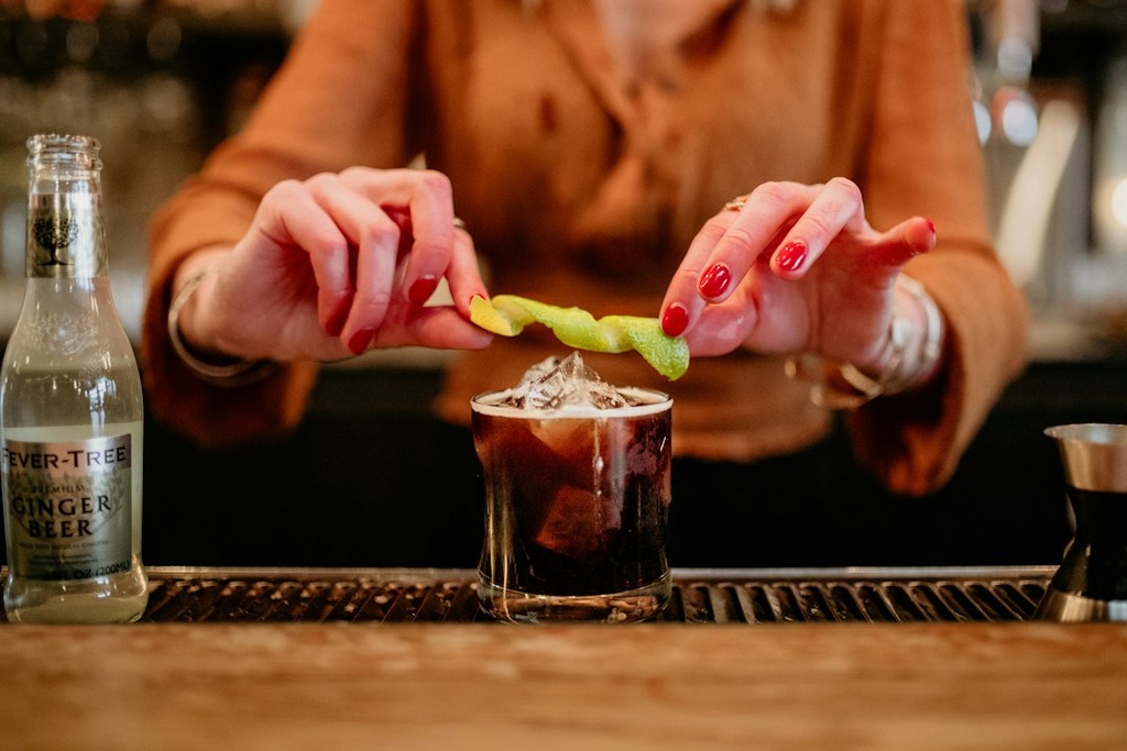 unsplash_0IuhtB96Bn0_bartender cocktail