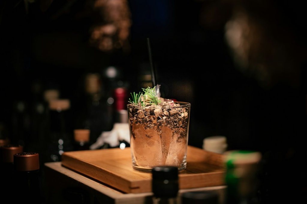 unsplash_96EOKC5d200_bartender cocktail