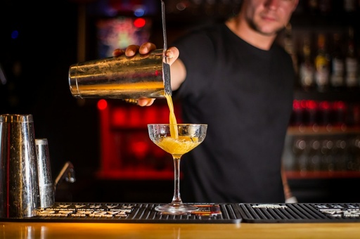 unsplash_2nPS_9TV0VA_bartender cocktail event