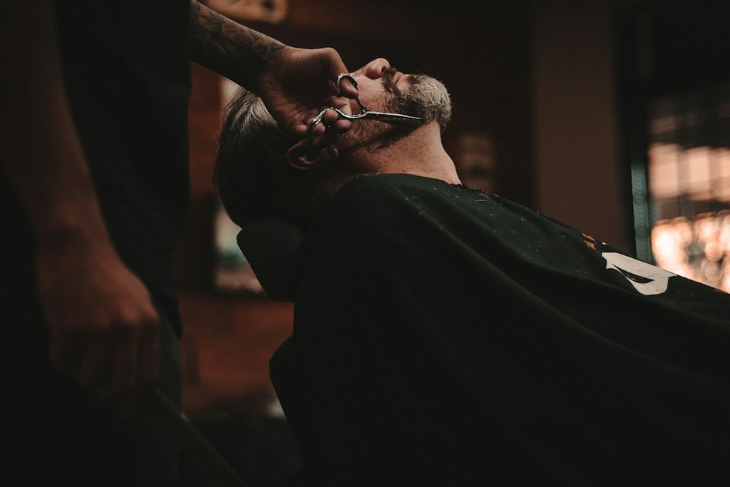 unsplash_IvQeAVeJULw_barber haircut