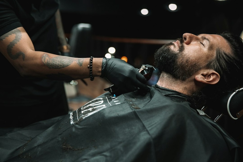 unsplash_t34TLxxmwws_barber haircut