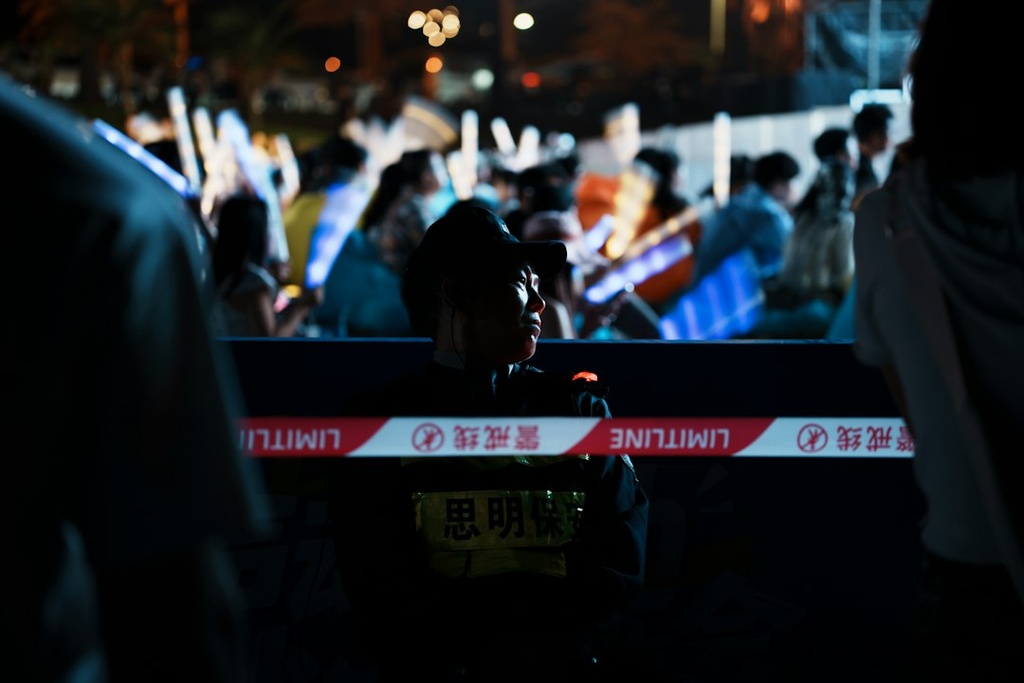 unsplash_Ht2NDjDFGDc_security guard event