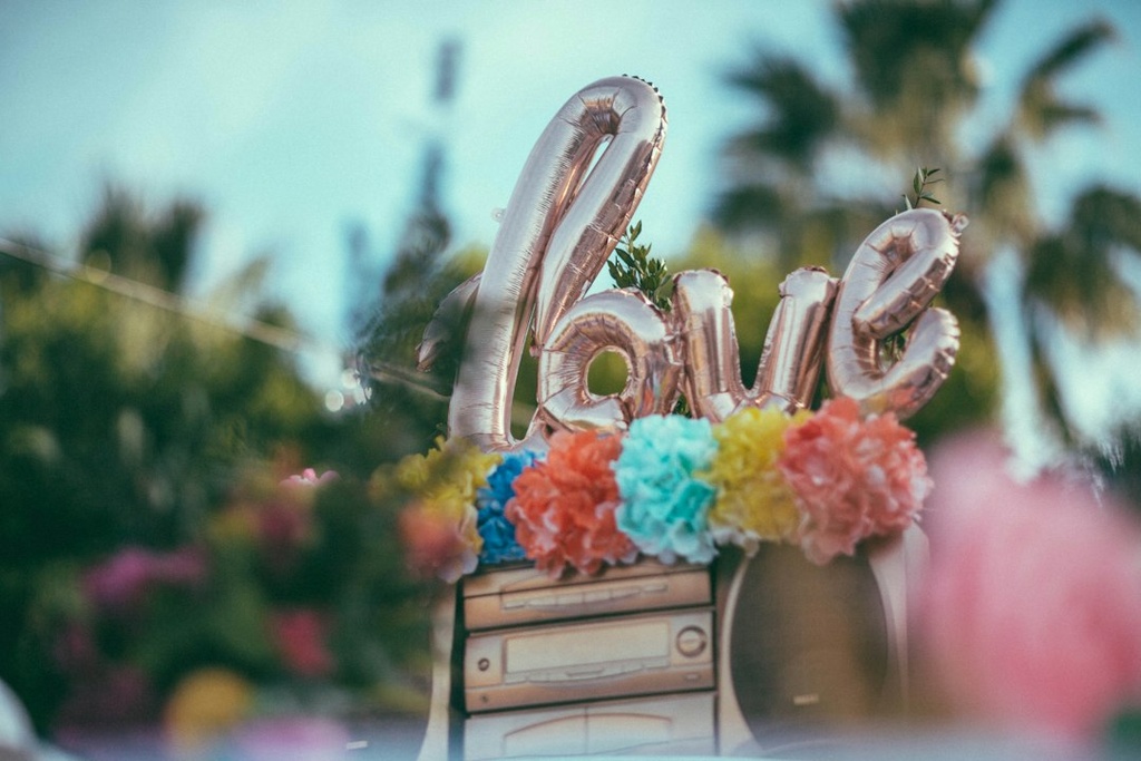 unsplash_ZQR1JBDsC3o_photo booth props wedding