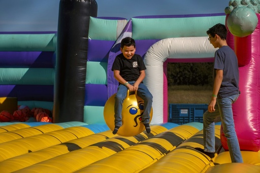 unsplash_r2t7riu89Y4_bouncy castle