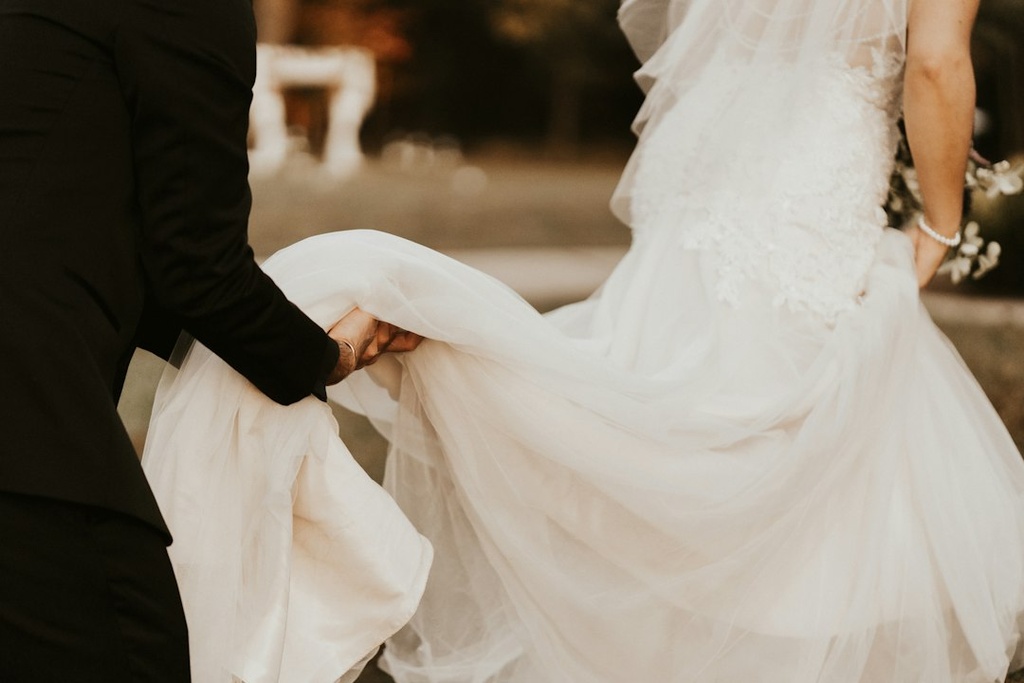 unsplash_3O9hQkLT7f0_wedding dress bride