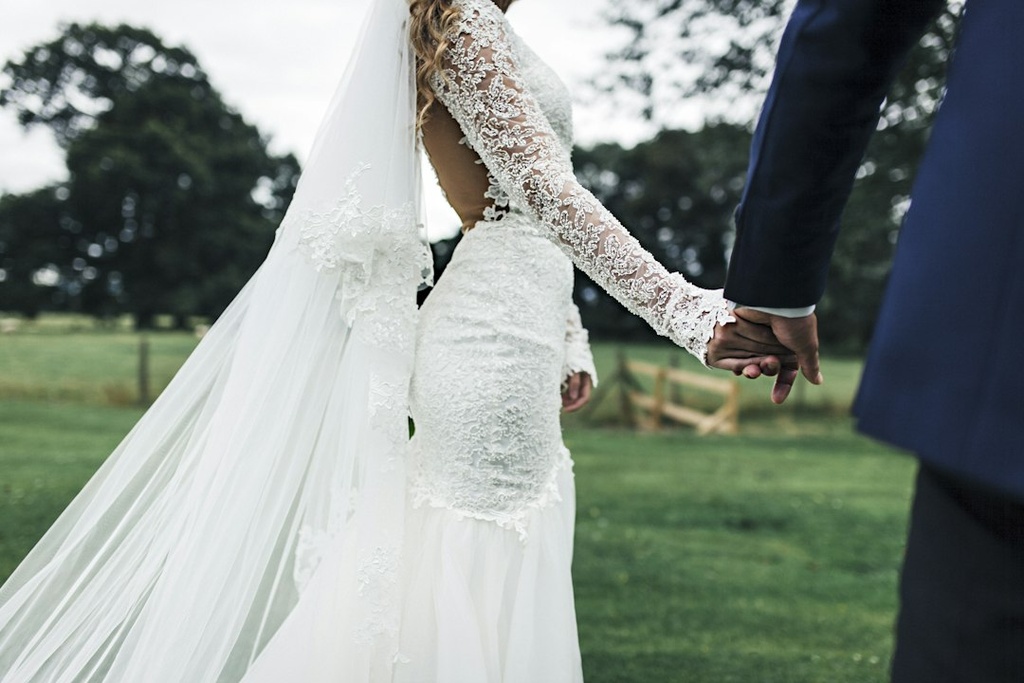 unsplash_1qH1GOt7Q-E_wedding dress bride