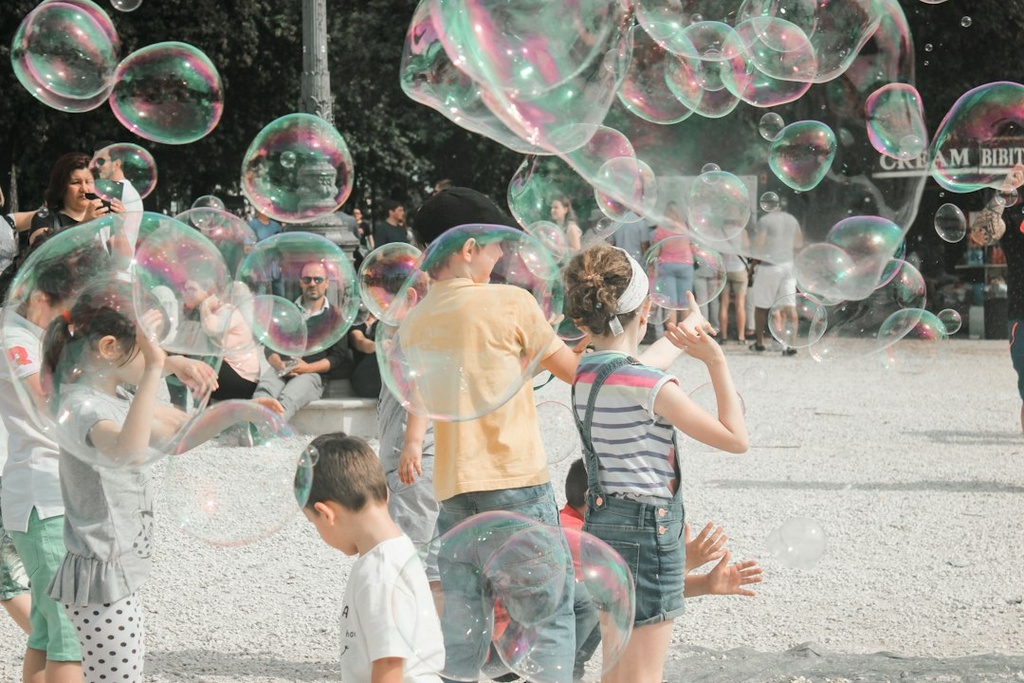 unsplash_k2UQ0DKctl4_kids playing bubbles party