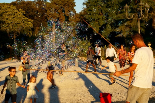 unsplash_XJC-SC-WnUM_kids playing bubbles party