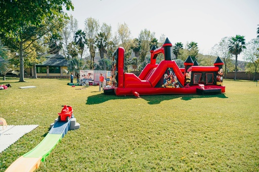 unsplash_a_hMEPZUmOM_inflatable obstacle course