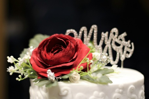 unsplash_OuMOV-W2S98_wedding cake topper