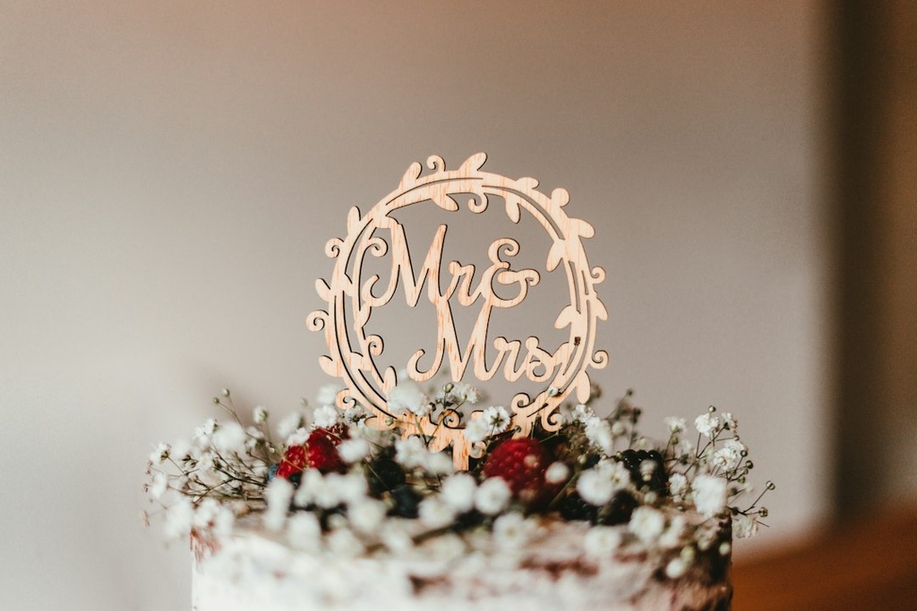 unsplash_1avvCZEcSsI_wedding cake topper
