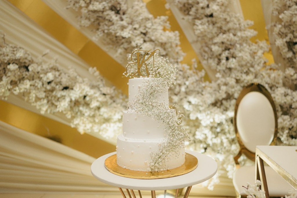 unsplash_QsWY-3TKmTk_wedding cake topper