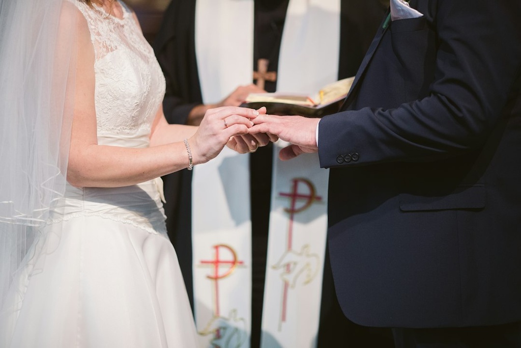 unsplash_RJDWzHyh6gE_wedding ceremony officiant