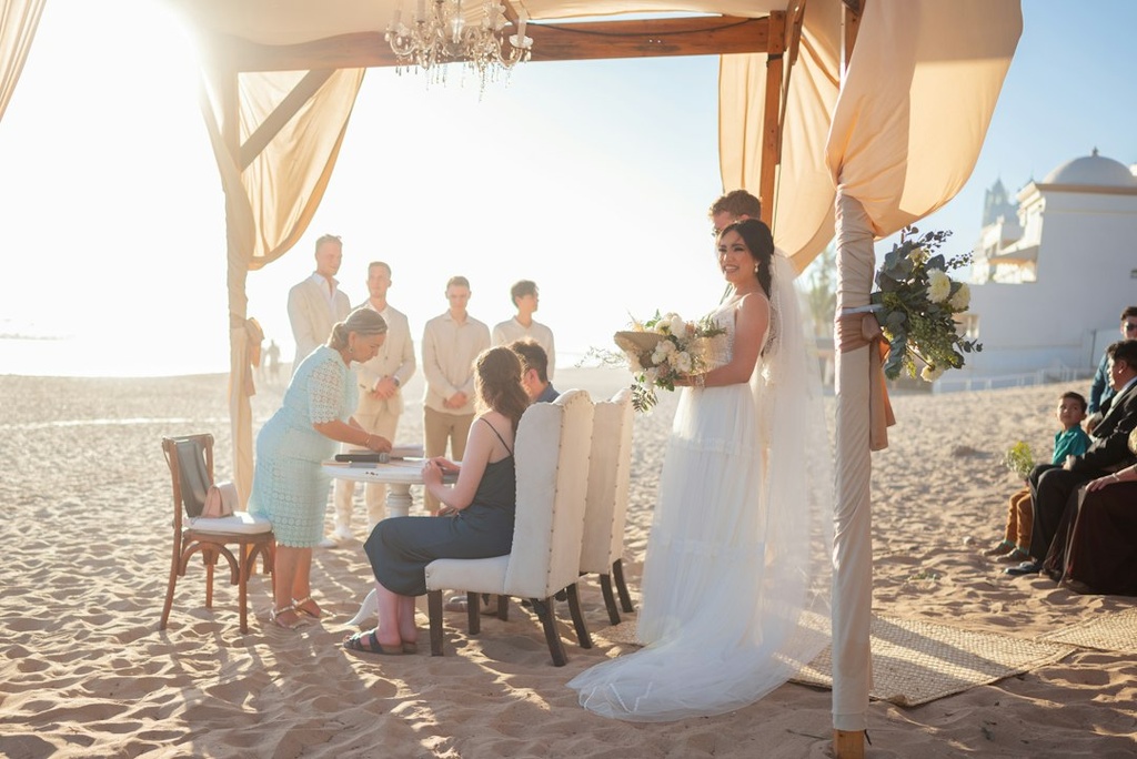 unsplash_-ogyxCF3nlU_wedding ceremony officiant