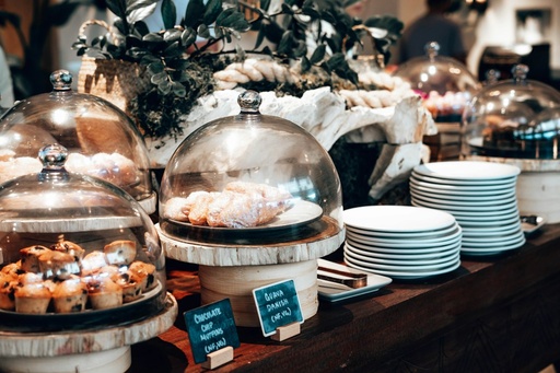 unsplash_YbnJXb076do_chafing dish buffet