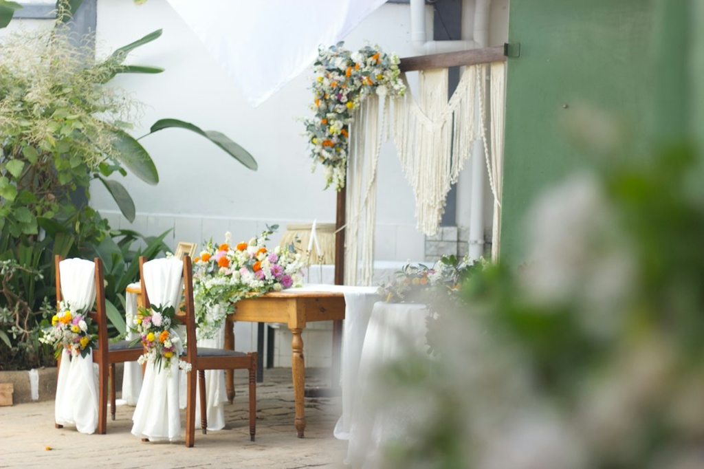 unsplash_h2TSX13RjL8_wedding chairs decoration
