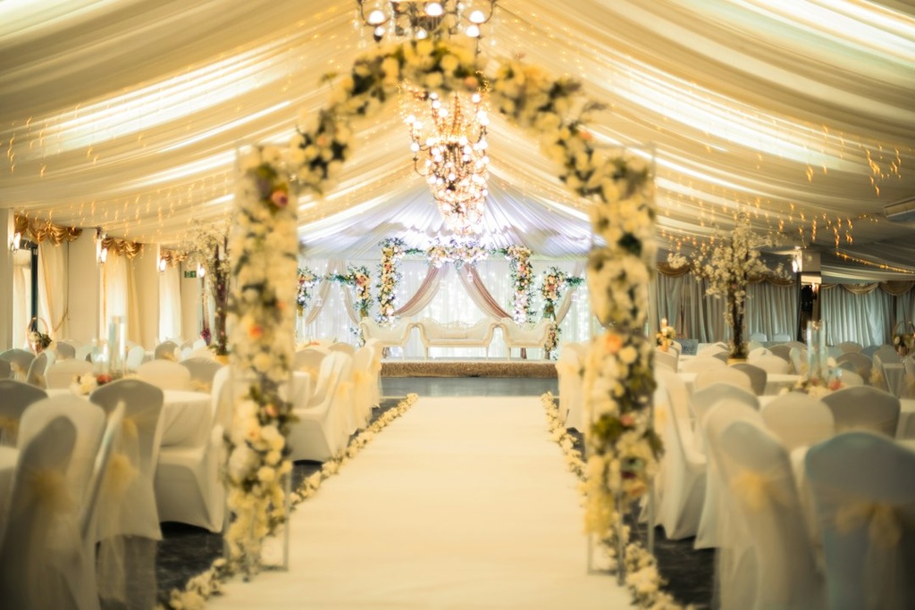 unsplash_65mh04qlcBU_chandelier wedding reception