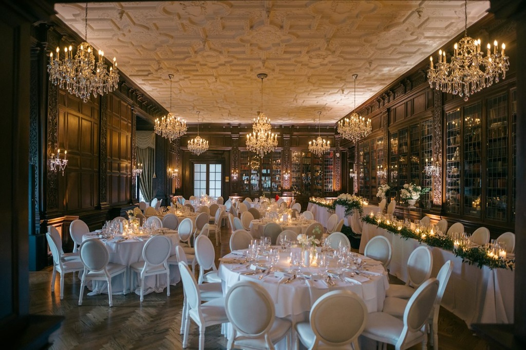 unsplash_cWWuX8wCKdA_chandelier wedding reception