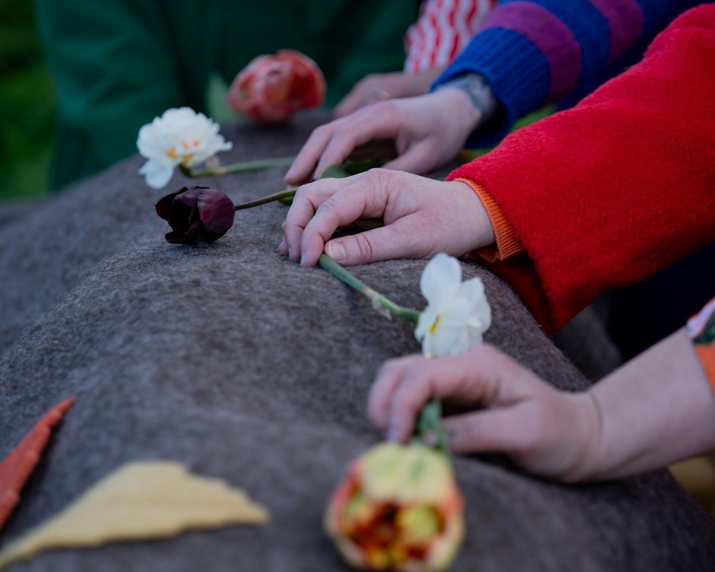 unsplash_COZiVxsc3ds_funeral flowers