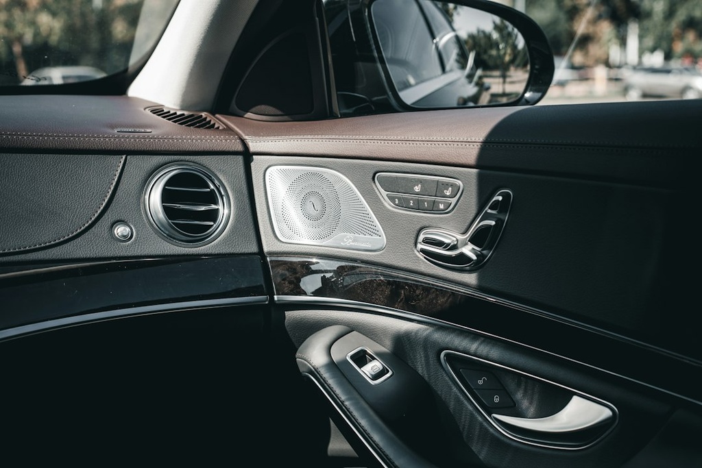 unsplash_sbPQrjWuWtA_chauffeur luxury car