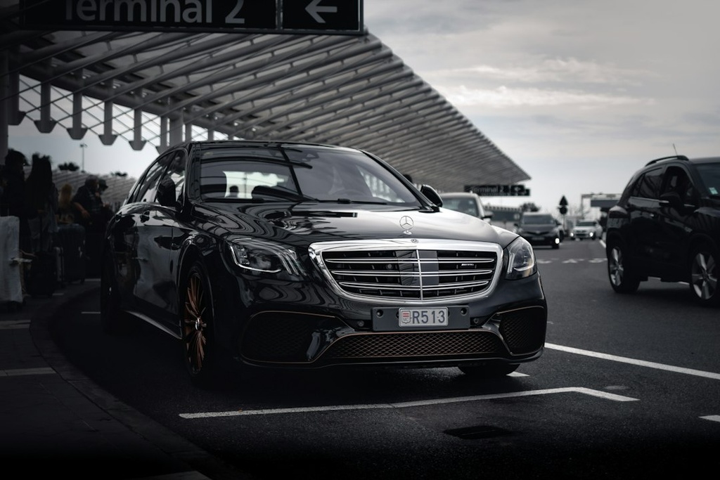 unsplash_ahu2SpRsK7w_chauffeur luxury car