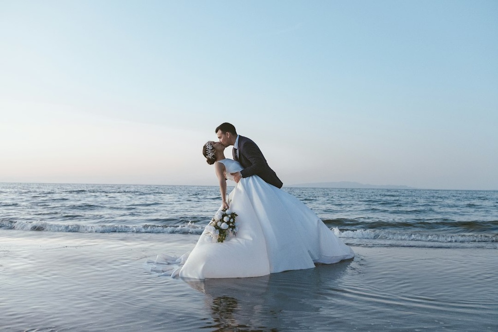 unsplash_1ZwaHtkNmDg_beach wedding