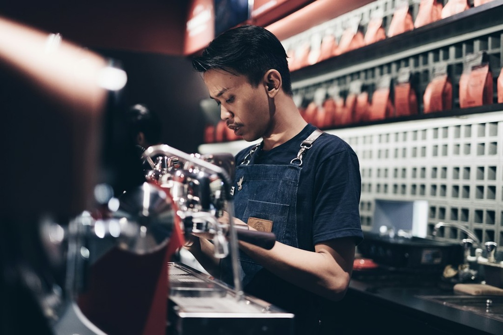 unsplash_nSDME0pIuOk_barista coffee