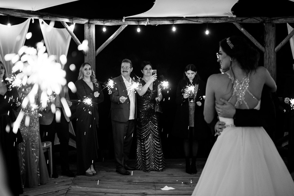 unsplash_6E-pmvRa3AU_wedding sparklers first dance