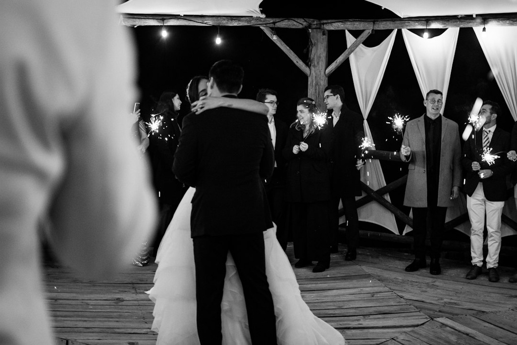 unsplash_AuoWjMTuung_wedding sparklers first dance