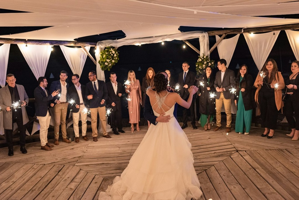 unsplash_ehrrnNrEHbY_wedding sparklers first dance