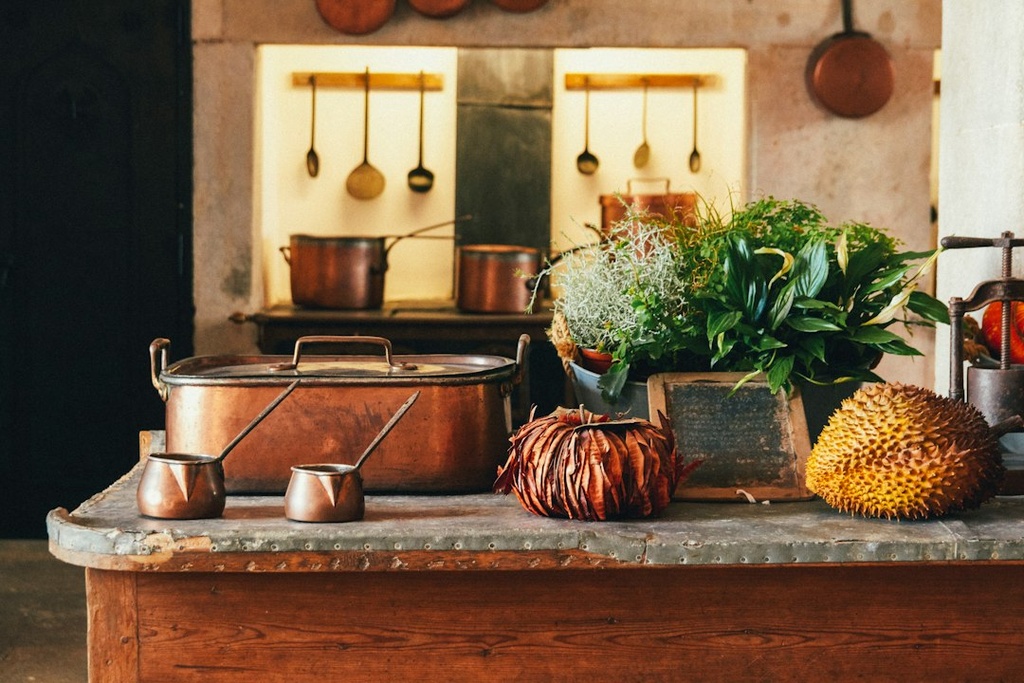 unsplash_NpbAlaDAjgs_large cooking pots kitchen