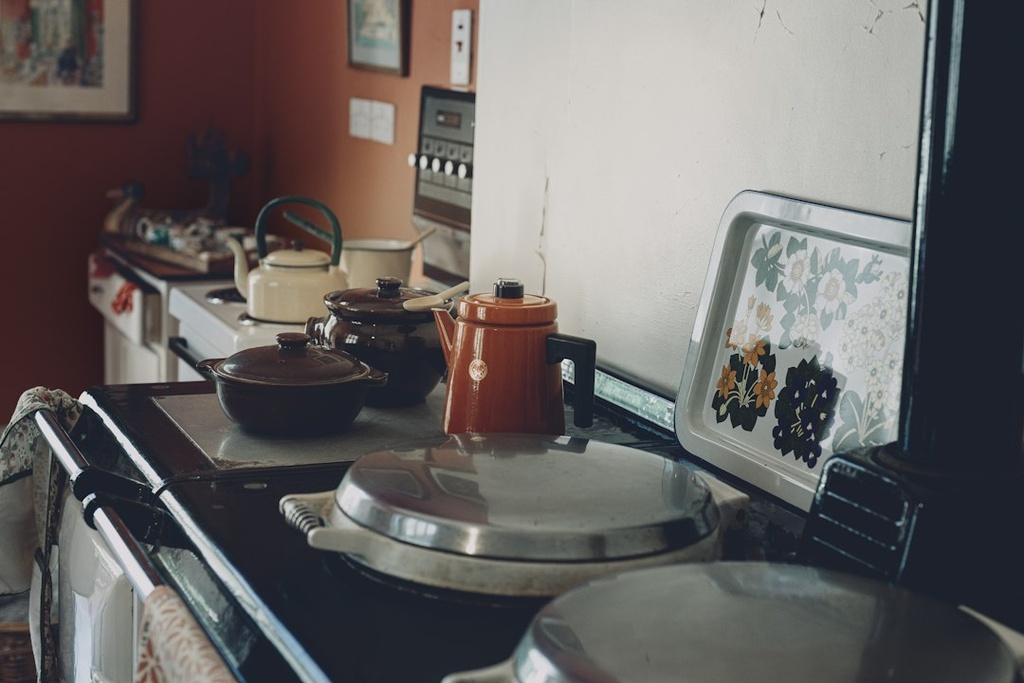 unsplash_HfkmlKYmB50_large cooking pots kitchen