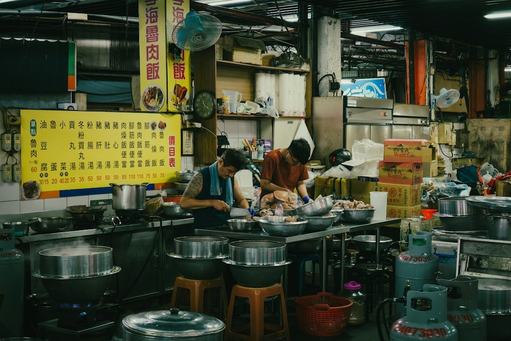 unsplash_F6N4_TAk_QE_large cooking pots kitchen