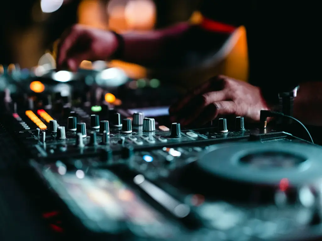 unsplash_VFKxeErl3O0_DJ.webp