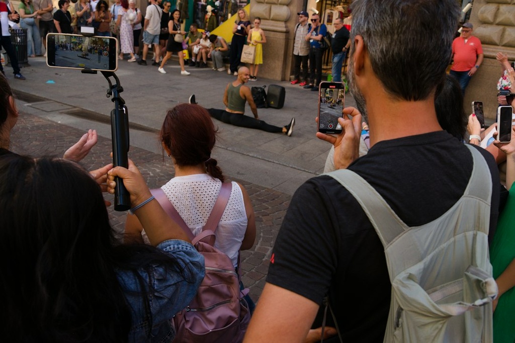 unsplash_fdDEiPGupfI_contortionist performer