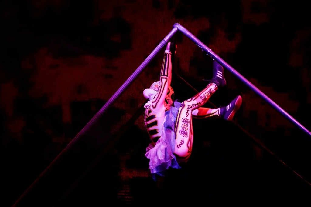 unsplash_Jfjrku_JBHw_contortionist performer