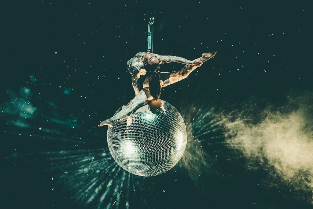 unsplash_RwgEV7qcYqA_contortionist performer