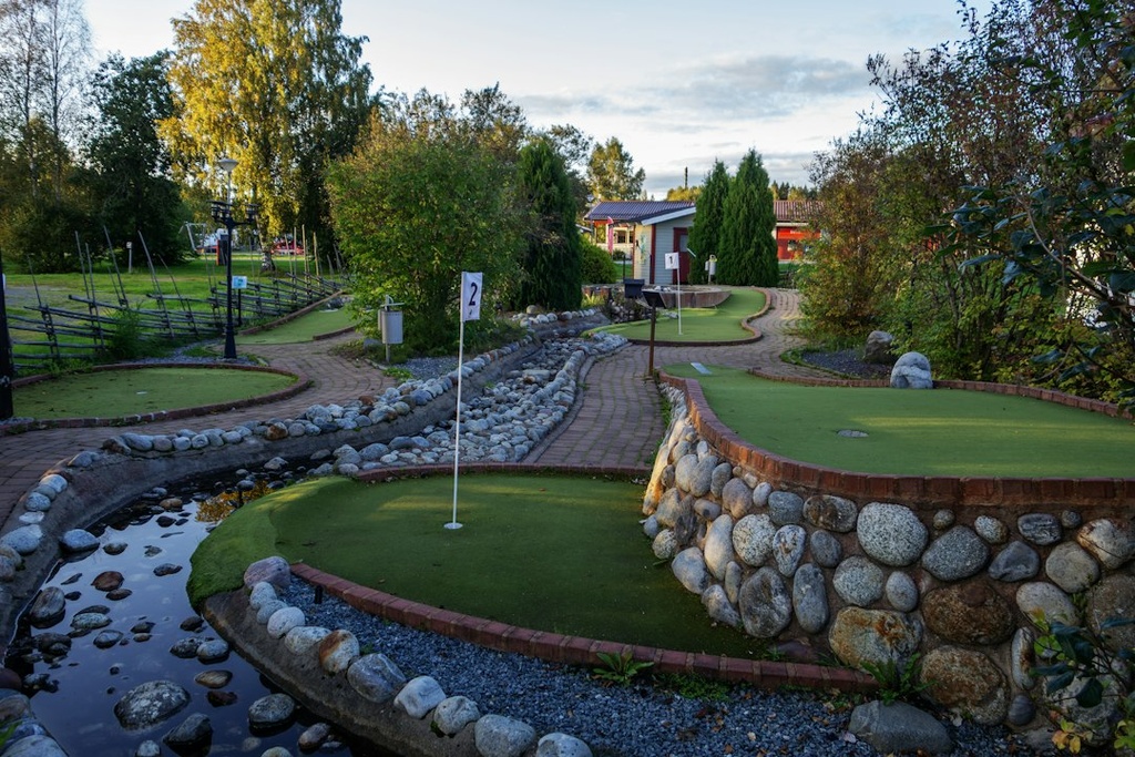 unsplash_3ScTpS3JlSs_mini golf