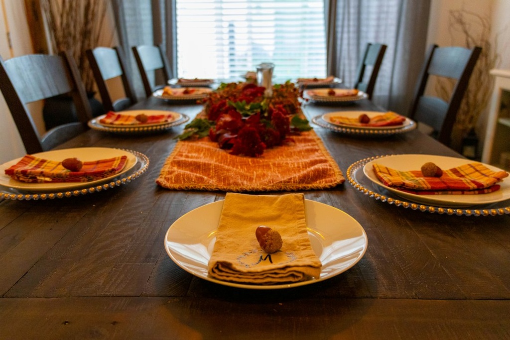unsplash_CTrqyKtj9ec_dinner plates table setting