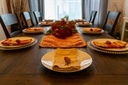 unsplash_CTrqyKtj9ec_dinner plates table setting