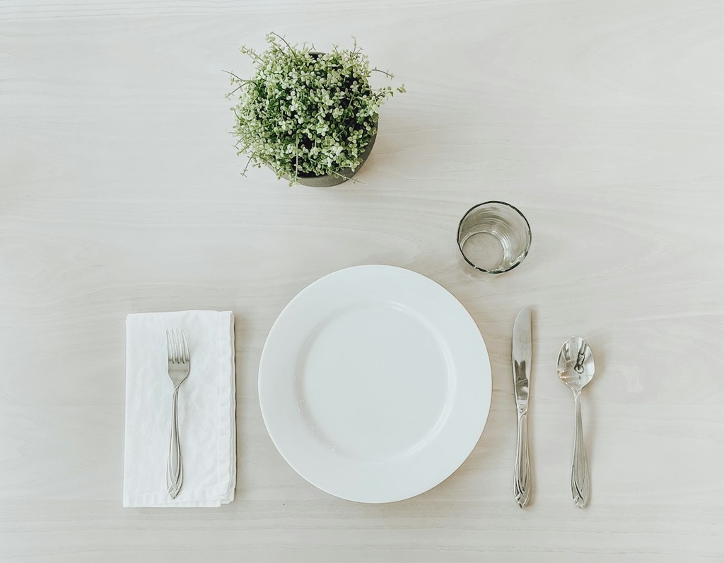 unsplash_yLfsEMVbOWA_dinner plates table setting