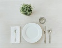 unsplash_yLfsEMVbOWA_dinner plates table setting